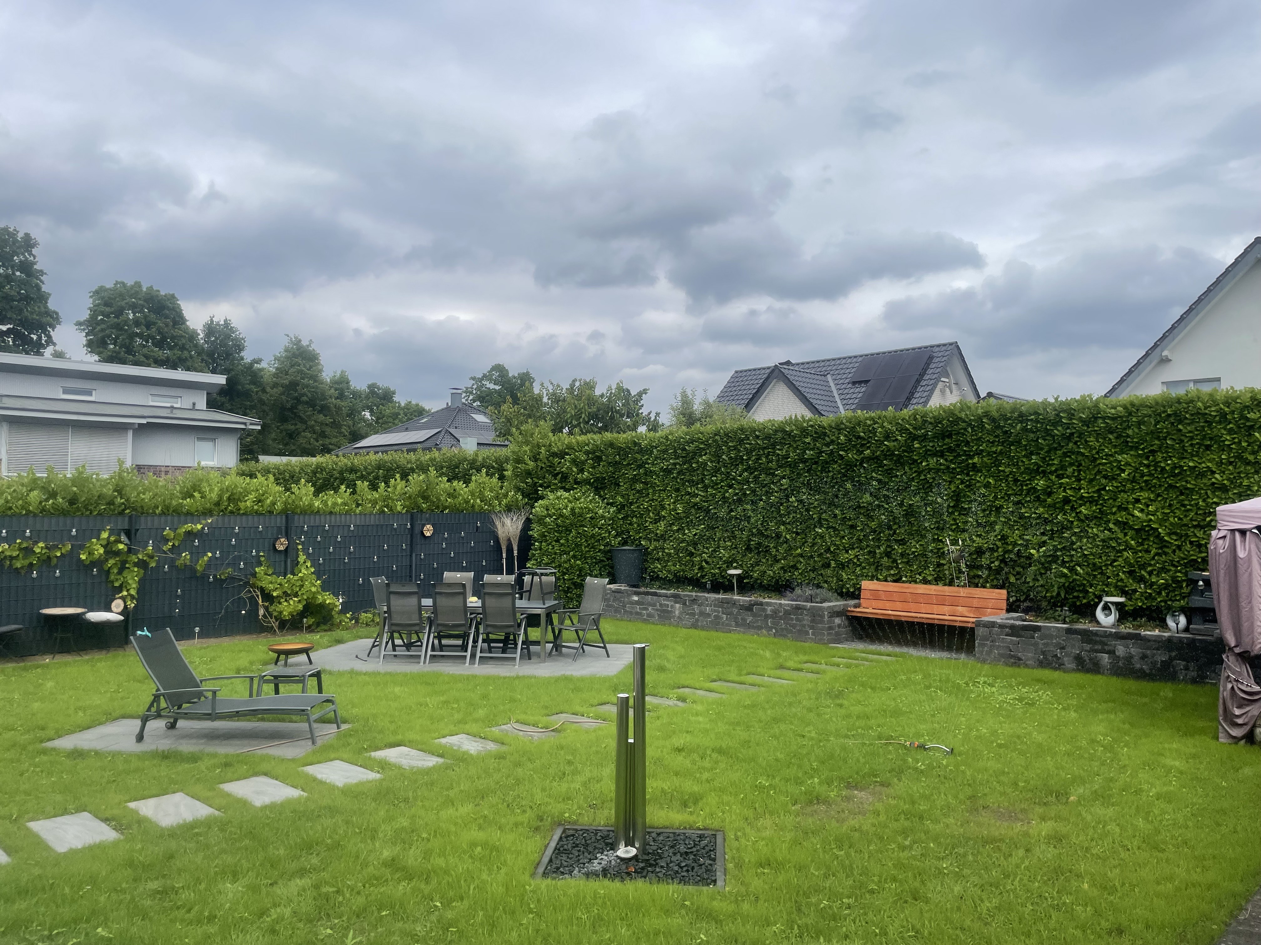 Terrassenanlage mit Sitzbereich & Gartenstruktur